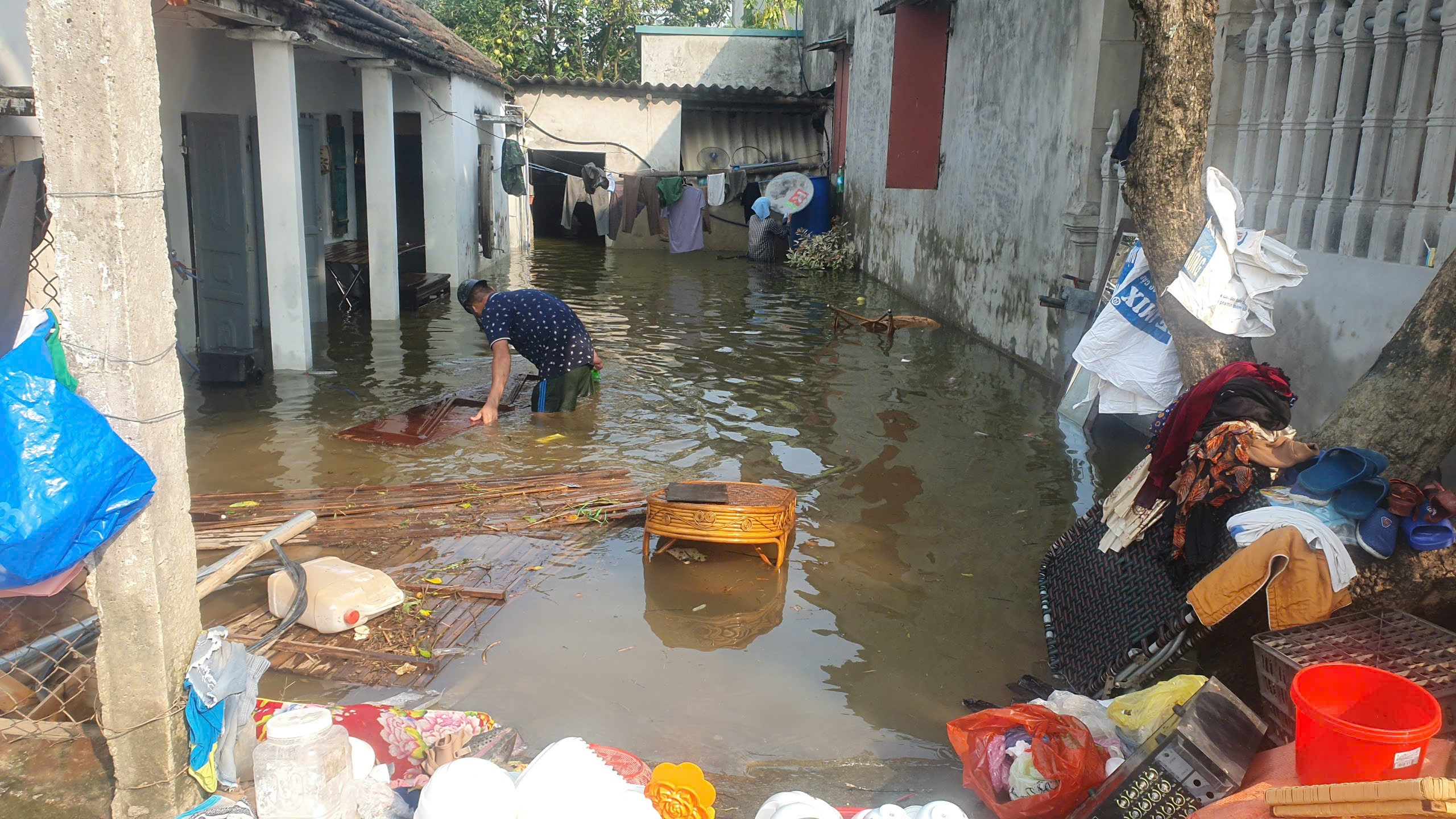 Nam Định: Nước rút chậm, người dân vùng lũ ở Ý Yên mòn mỏi ngày trở về-19