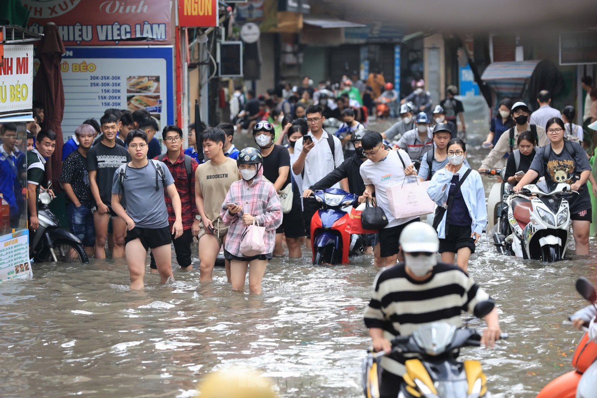 Mưa lớn xuyên đêm, nhiều tuyến đường ngập sâu, người Hà Nội rời nhà trước 6h sáng vẫn không thoát tắc-13