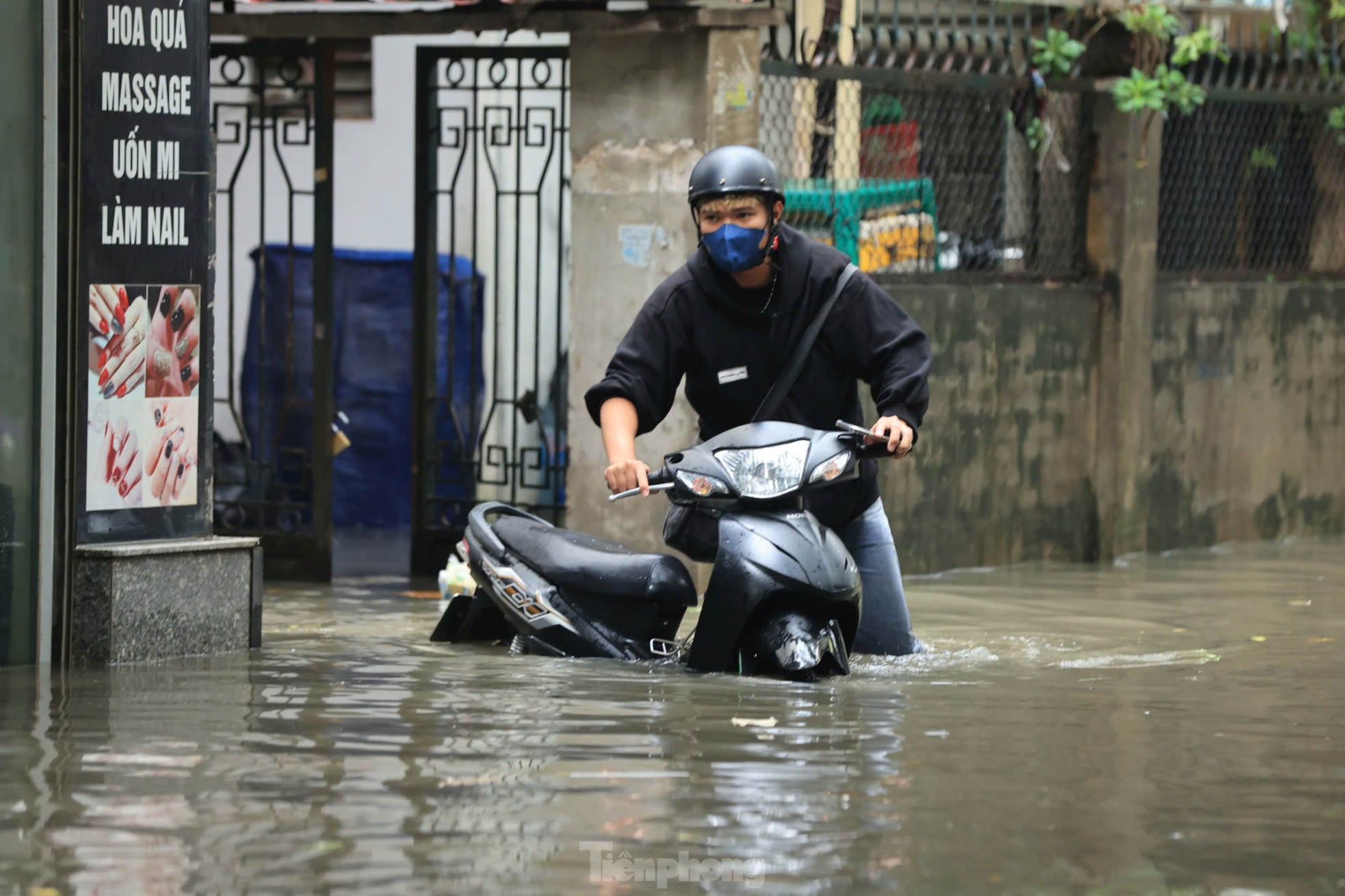 Mưa lớn xuyên đêm, nhiều tuyến đường ngập sâu, người Hà Nội rời nhà trước 6h sáng vẫn không thoát tắc-15