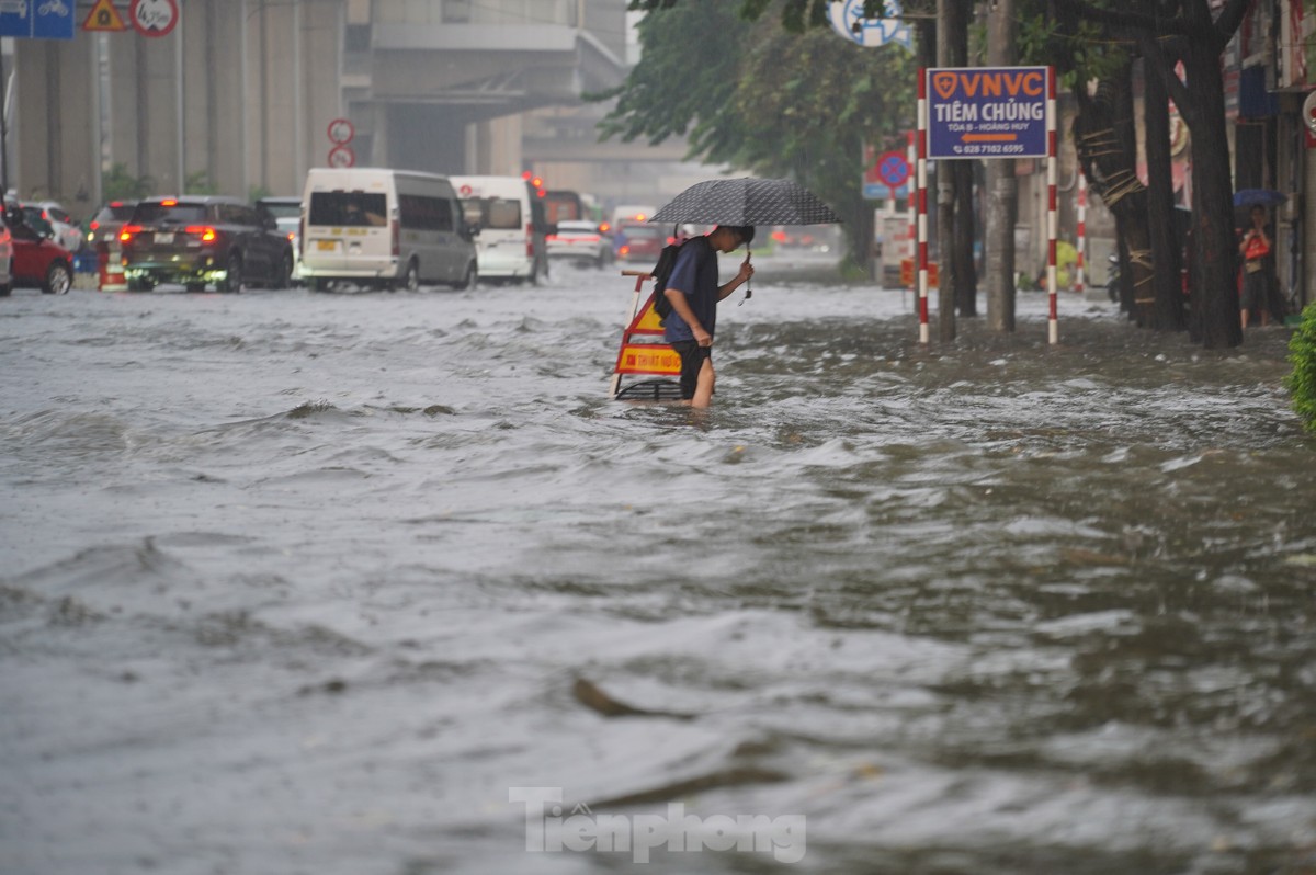 Mưa lớn xuyên đêm, nhiều tuyến đường ngập sâu, người Hà Nội rời nhà trước 6h sáng vẫn không thoát tắc-5