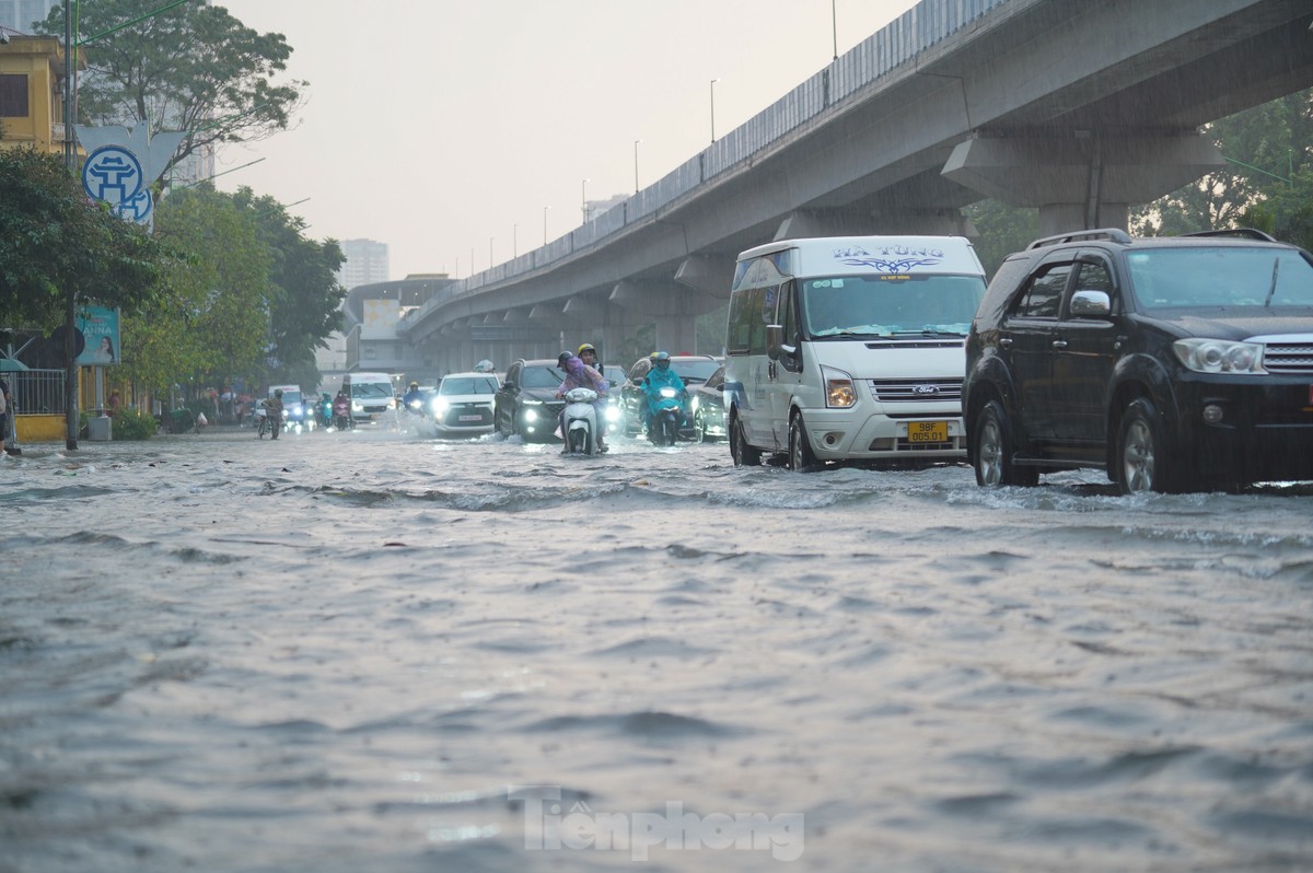 Mưa lớn xuyên đêm, nhiều tuyến đường ngập sâu, người Hà Nội rời nhà trước 6h sáng vẫn không thoát tắc-1