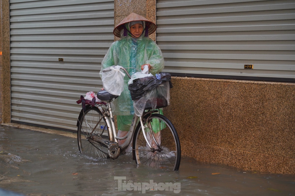 Mưa lớn xuyên đêm, nhiều tuyến đường ngập sâu, người Hà Nội rời nhà trước 6h sáng vẫn không thoát tắc-6