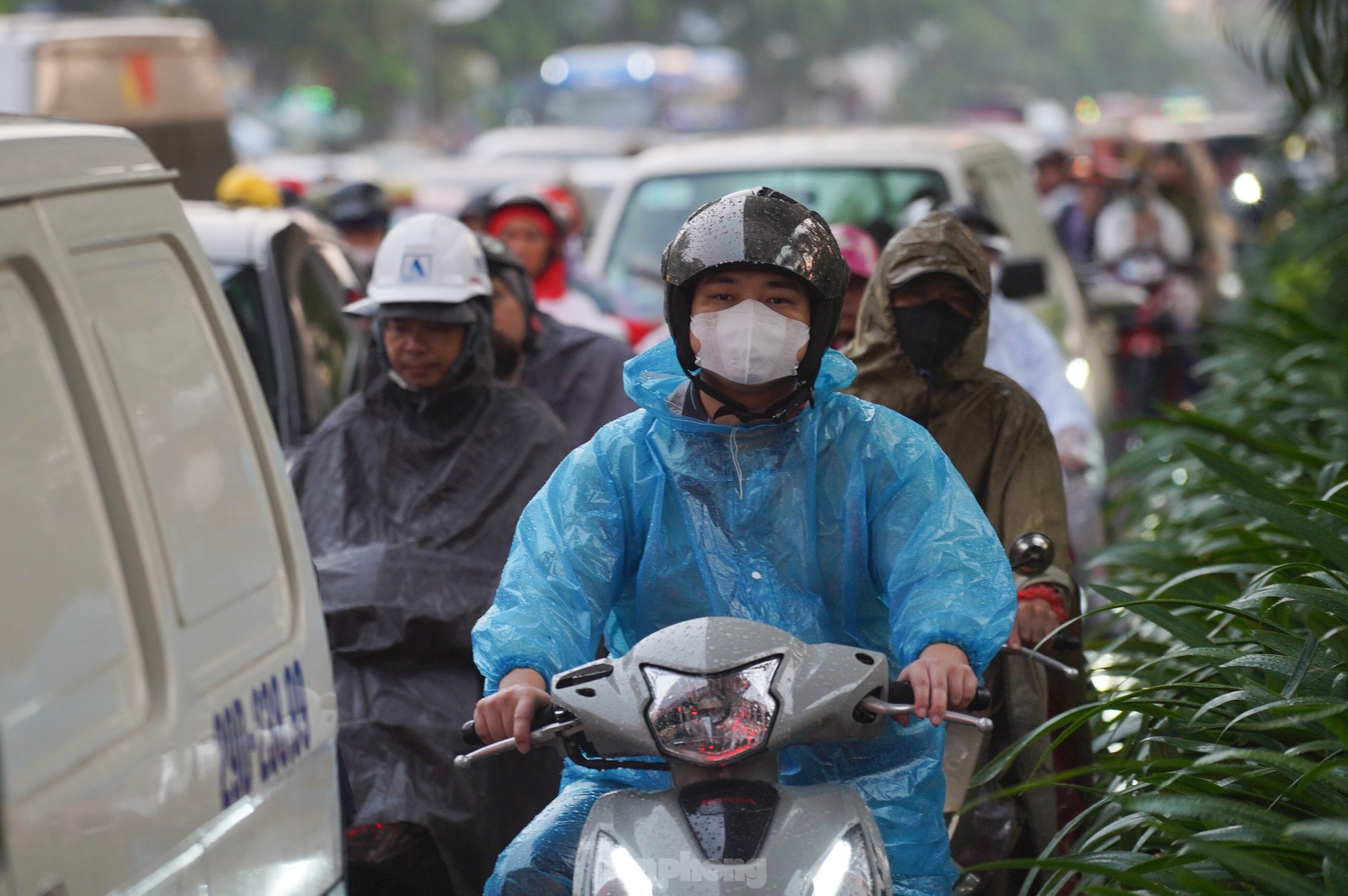 Mưa lớn xuyên đêm, nhiều tuyến đường ngập sâu, người Hà Nội rời nhà trước 6h sáng vẫn không thoát tắc-9