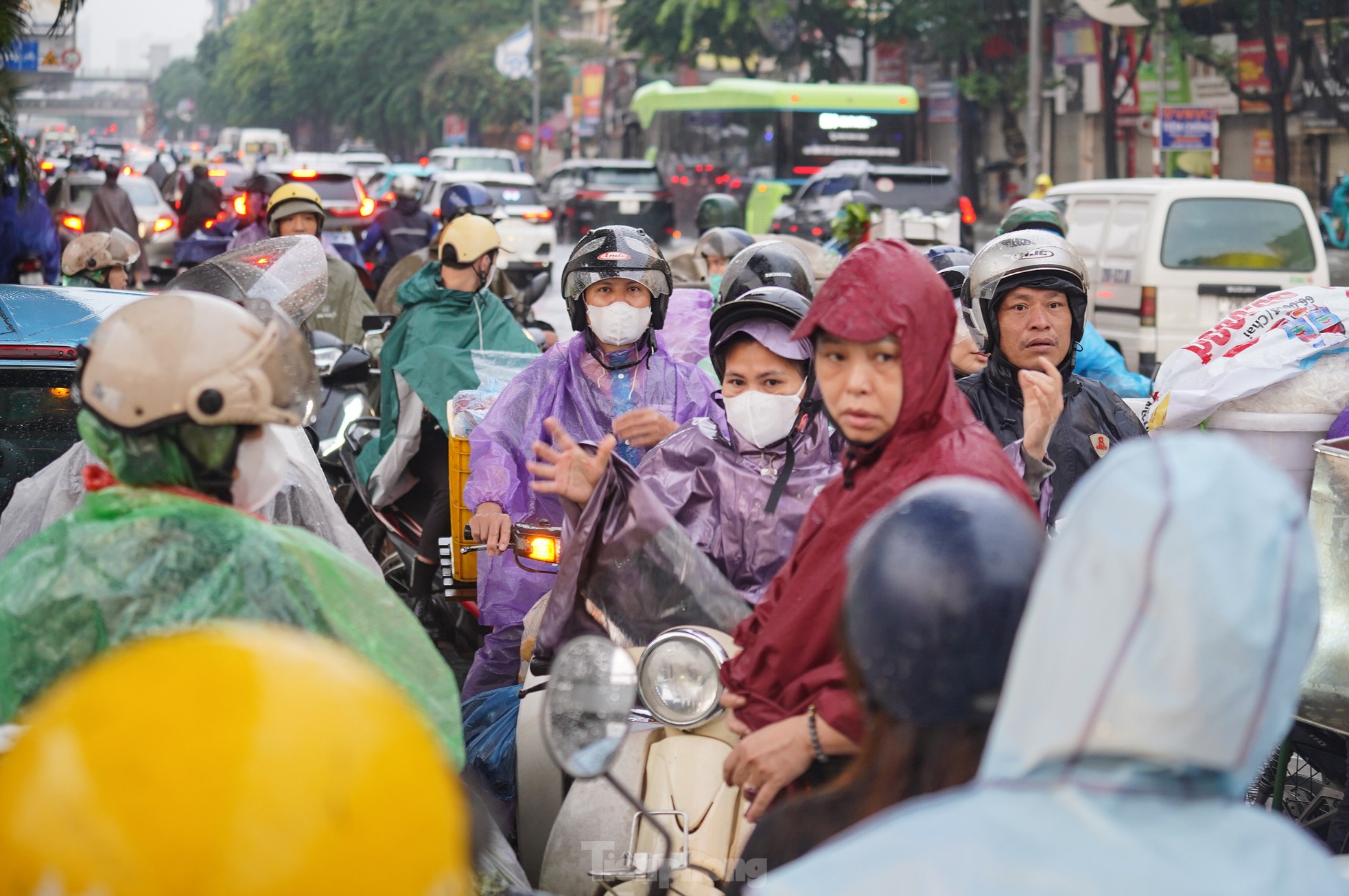 Mưa lớn xuyên đêm, nhiều tuyến đường ngập sâu, người Hà Nội rời nhà trước 6h sáng vẫn không thoát tắc-8