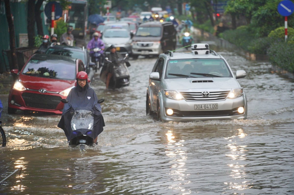 Mưa lớn xuyên đêm, nhiều tuyến đường ngập sâu, người Hà Nội rời nhà trước 6h sáng vẫn không thoát tắc-23