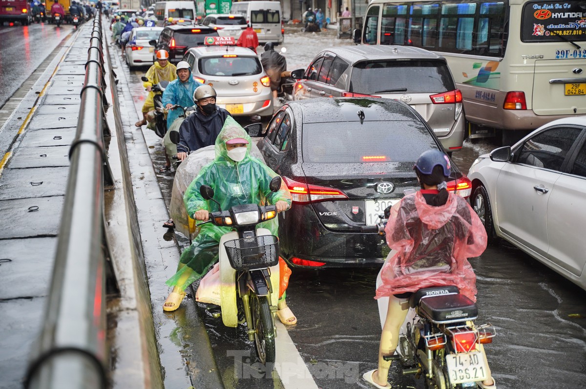 Mưa lớn xuyên đêm, nhiều tuyến đường ngập sâu, người Hà Nội rời nhà trước 6h sáng vẫn không thoát tắc-10