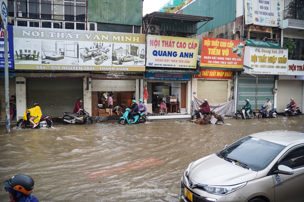 Mưa lớn xuyên đêm, nhiều tuyến đường ngập sâu, người Hà Nội rời nhà trước 6h sáng vẫn không thoát tắc-20