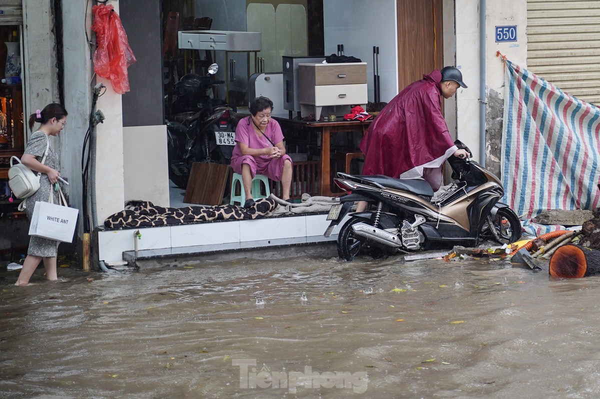 Mưa lớn xuyên đêm, nhiều tuyến đường ngập sâu, người Hà Nội rời nhà trước 6h sáng vẫn không thoát tắc-21