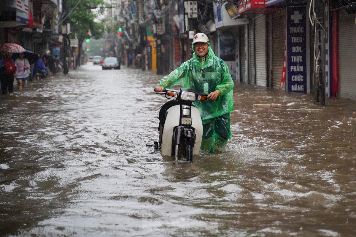 Mưa lớn xuyên đêm, nhiều tuyến đường ngập sâu, người Hà Nội rời nhà trước 6h sáng vẫn không thoát tắc-12