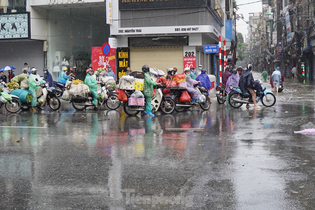 Mưa lớn xuyên đêm, nhiều tuyến đường ngập sâu, người Hà Nội rời nhà trước 6h sáng vẫn không thoát tắc-17