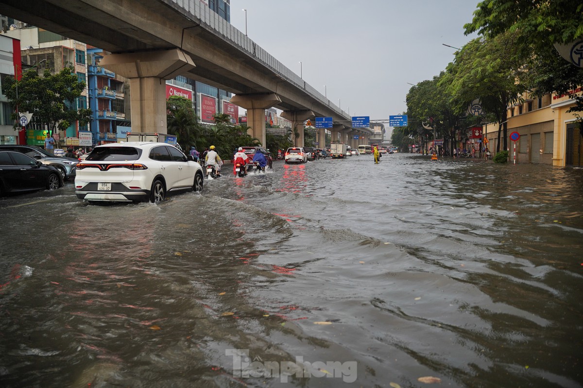 Mưa lớn xuyên đêm, nhiều tuyến đường ngập sâu, người Hà Nội rời nhà trước 6h sáng vẫn không thoát tắc-24