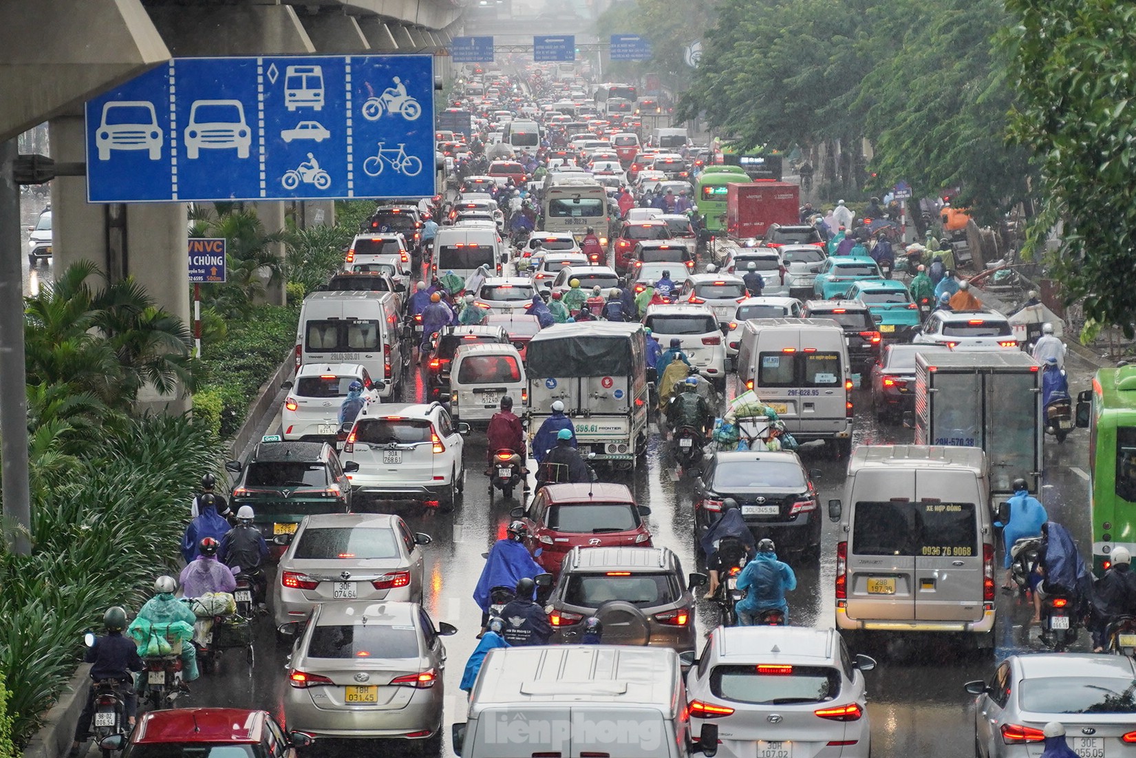 Mưa lớn xuyên đêm, nhiều tuyến đường ngập sâu, người Hà Nội rời nhà trước 6h sáng vẫn không thoát tắc-19