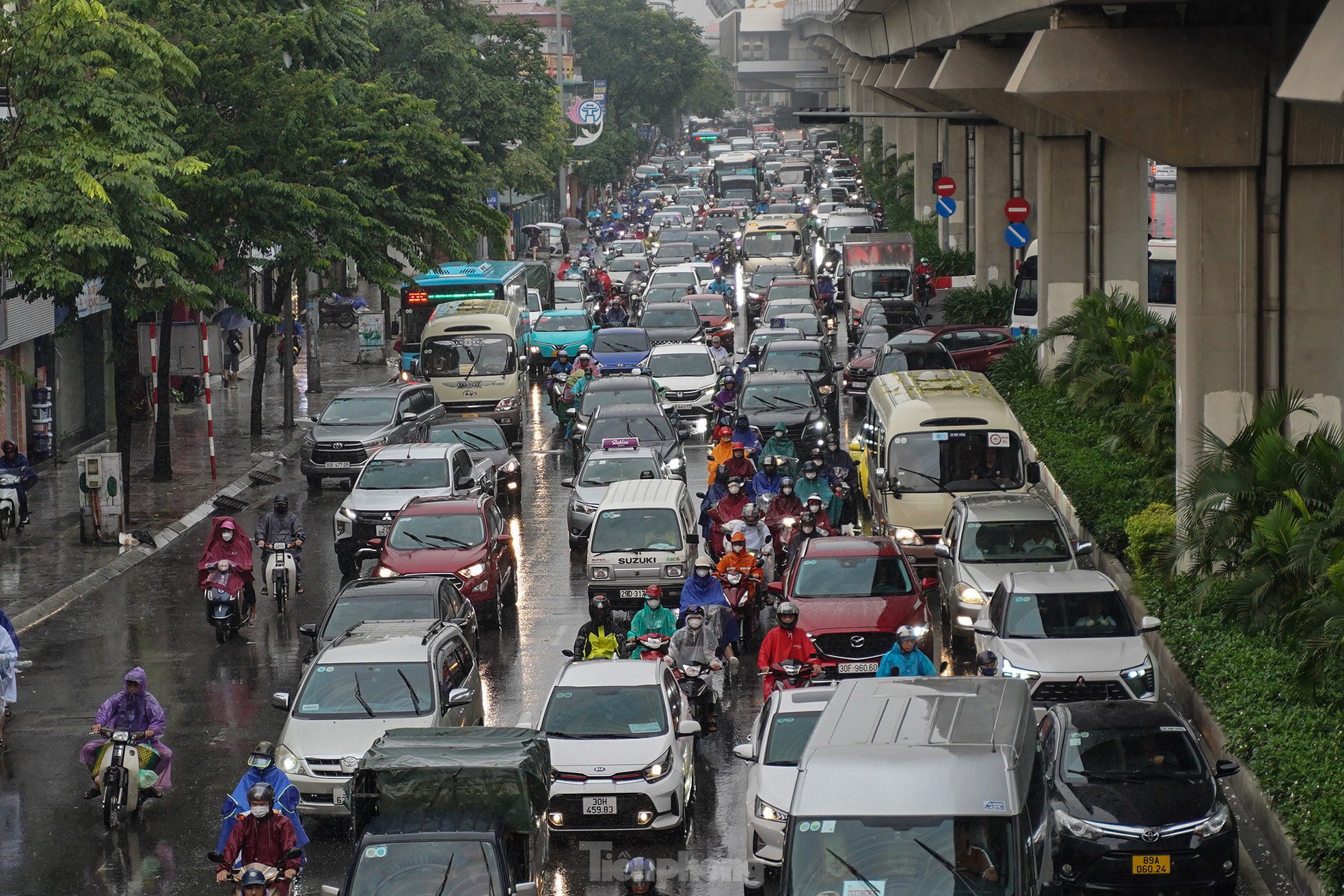 Mưa lớn xuyên đêm, nhiều tuyến đường ngập sâu, người Hà Nội rời nhà trước 6h sáng vẫn không thoát tắc-18