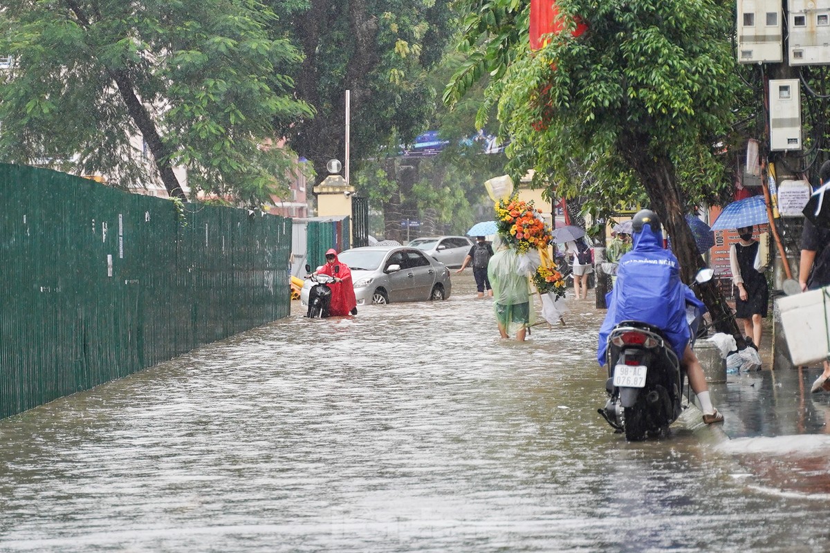 Mưa lớn xuyên đêm, nhiều tuyến đường ngập sâu, người Hà Nội rời nhà trước 6h sáng vẫn không thoát tắc-22