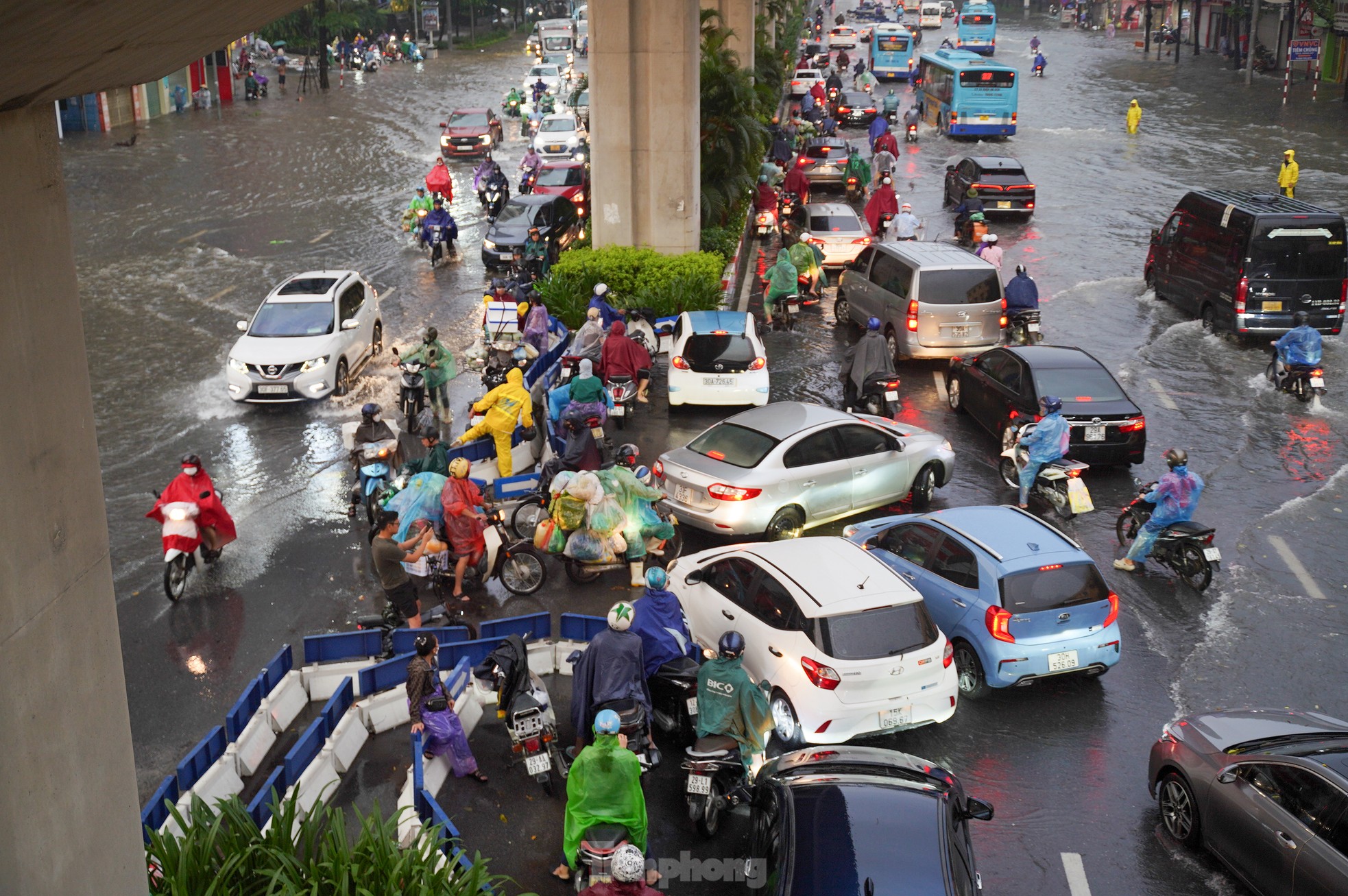 Mưa lớn xuyên đêm, nhiều tuyến đường ngập sâu, người Hà Nội rời nhà trước 6h sáng vẫn không thoát tắc-7