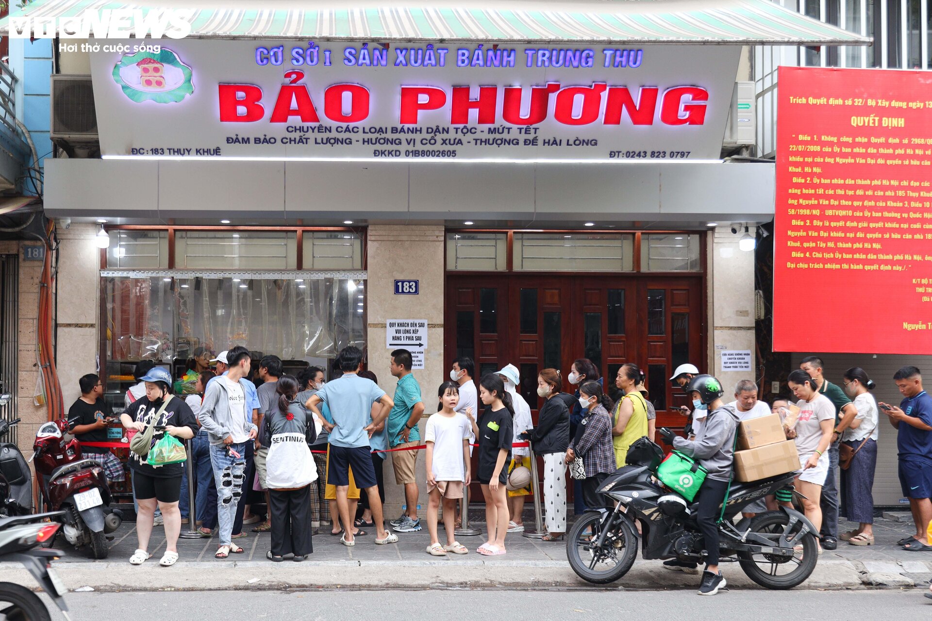 Khách nườm nượp xếp hàng chờ mua bánh trung thu truyền thống ở Hà Nội-1