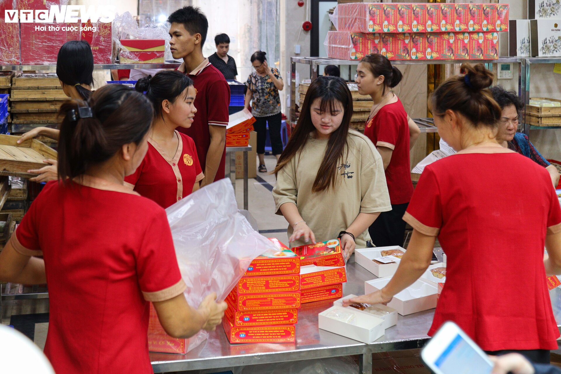 Khách nườm nượp xếp hàng chờ mua bánh trung thu truyền thống ở Hà Nội-11