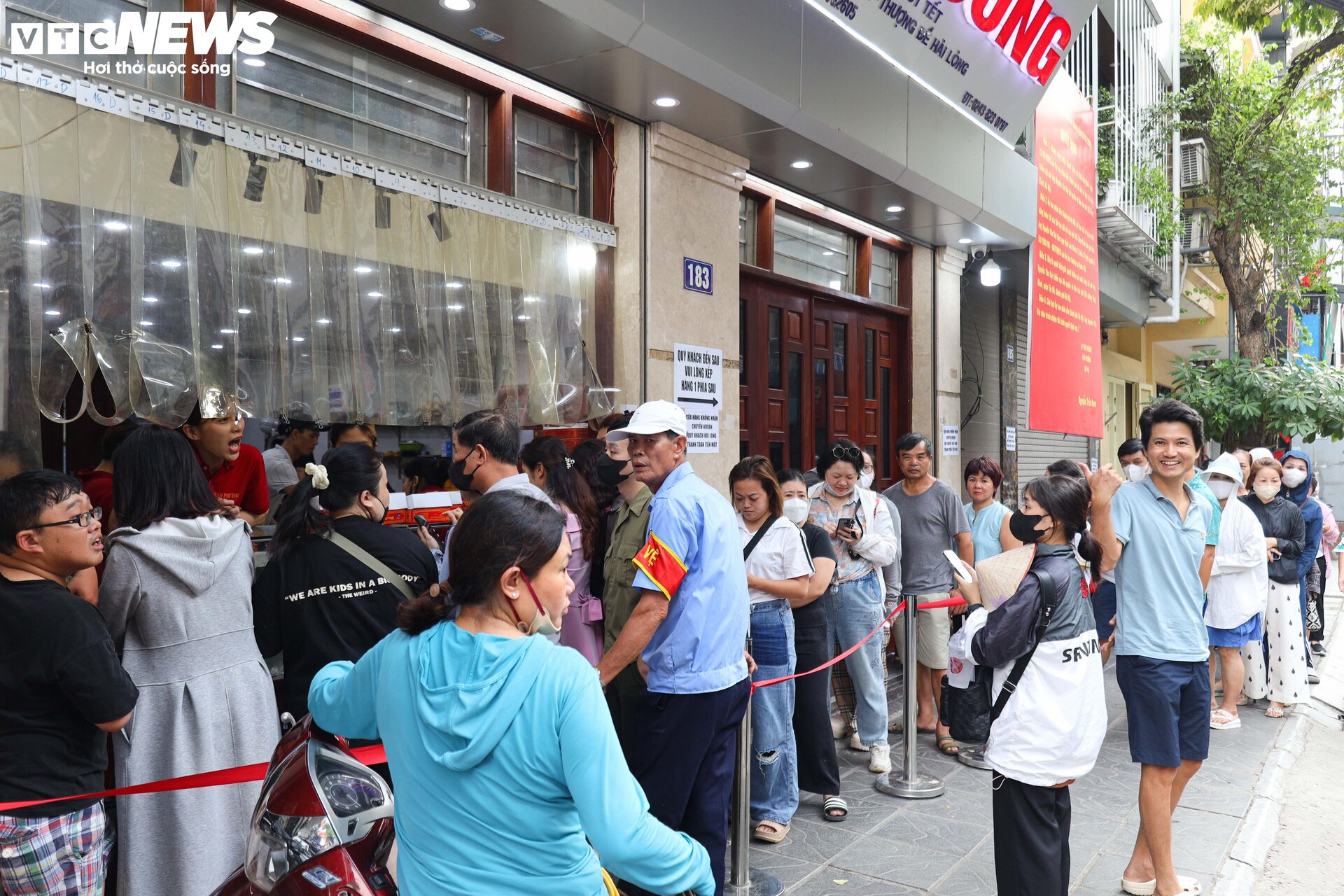 Khách nườm nượp xếp hàng chờ mua bánh trung thu truyền thống ở Hà Nội-2