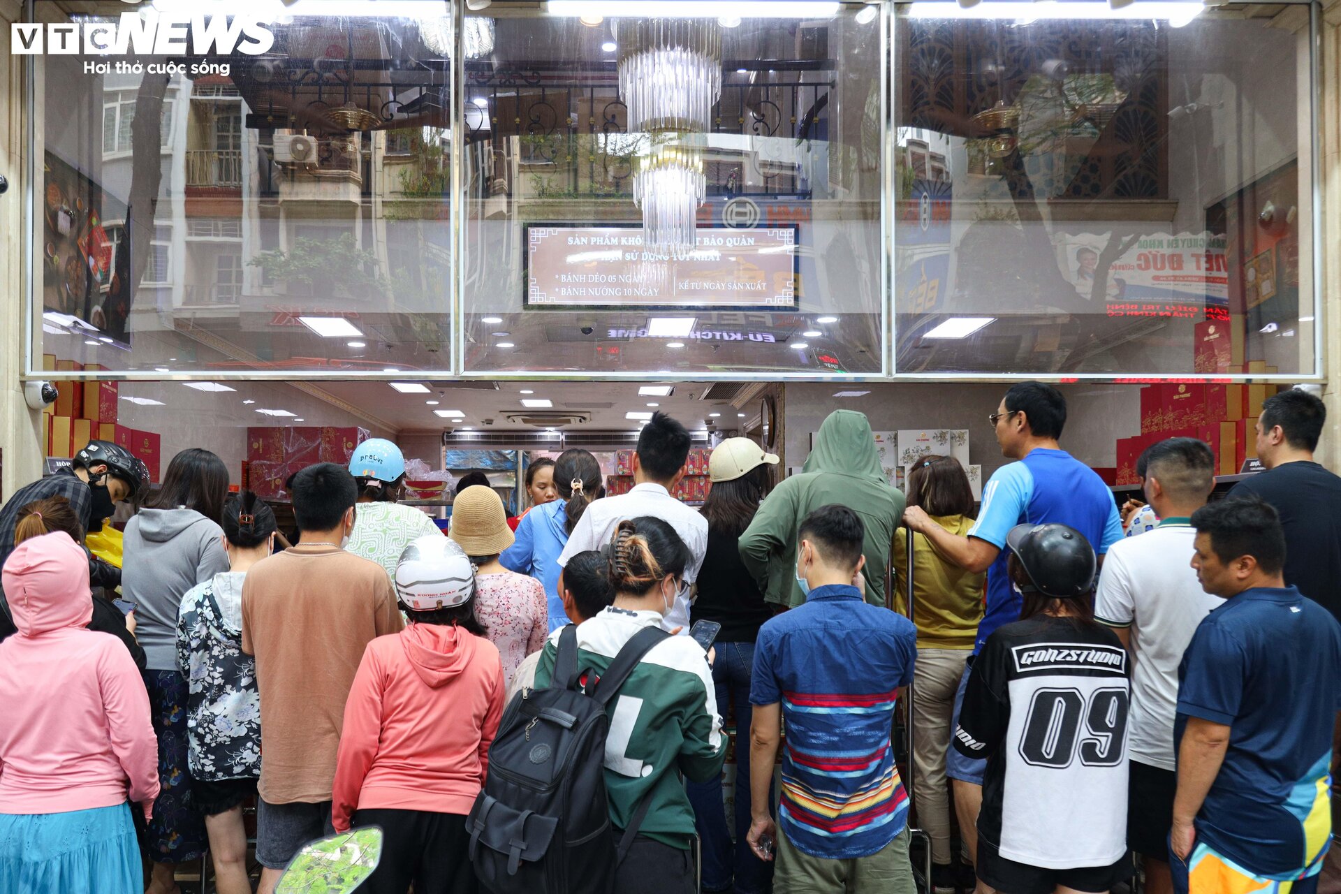 Khách nườm nượp xếp hàng chờ mua bánh trung thu truyền thống ở Hà Nội-10