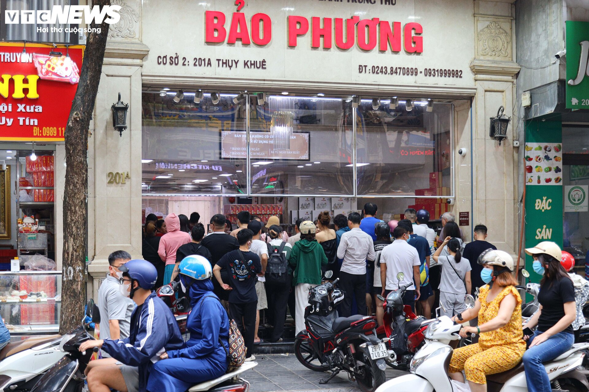 Khách nườm nượp xếp hàng chờ mua bánh trung thu truyền thống ở Hà Nội-8