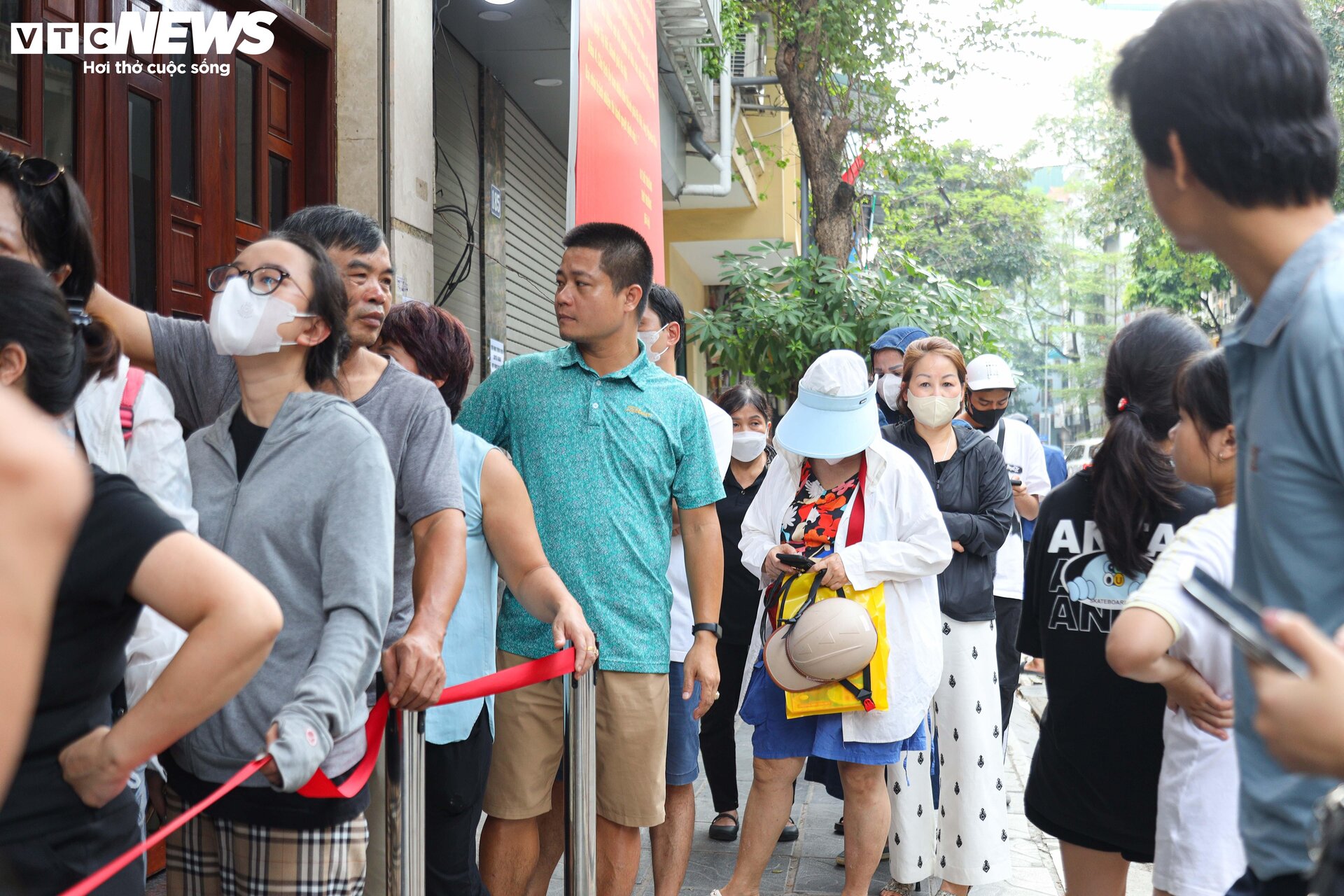 Khách nườm nượp xếp hàng chờ mua bánh trung thu truyền thống ở Hà Nội-3