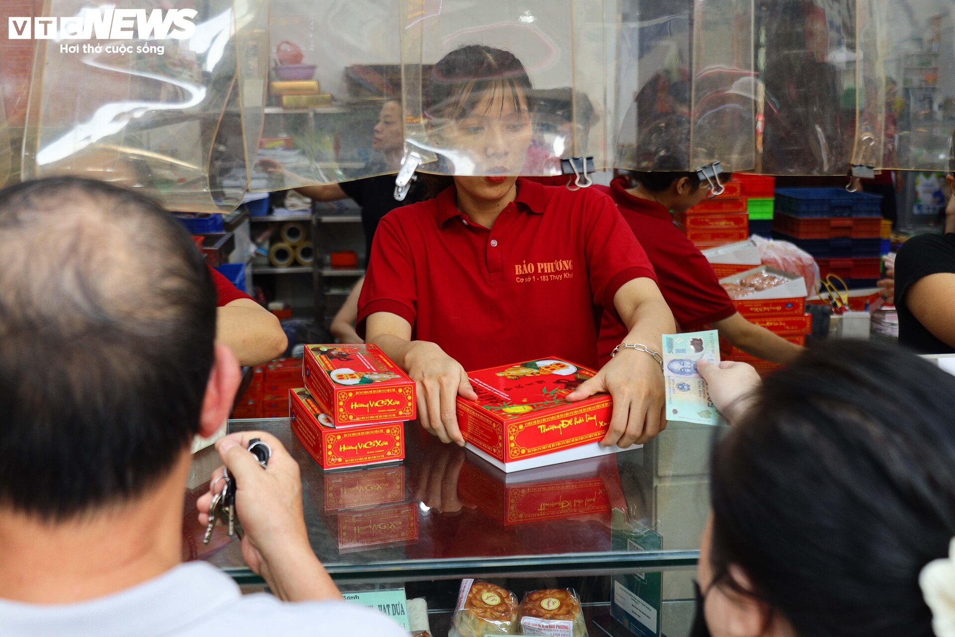 Khách nườm nượp xếp hàng chờ mua bánh trung thu truyền thống ở Hà Nội-6