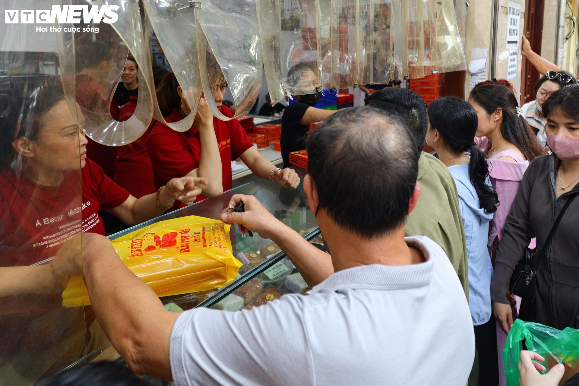 Khách nườm nượp xếp hàng chờ mua bánh trung thu truyền thống ở Hà Nội-7