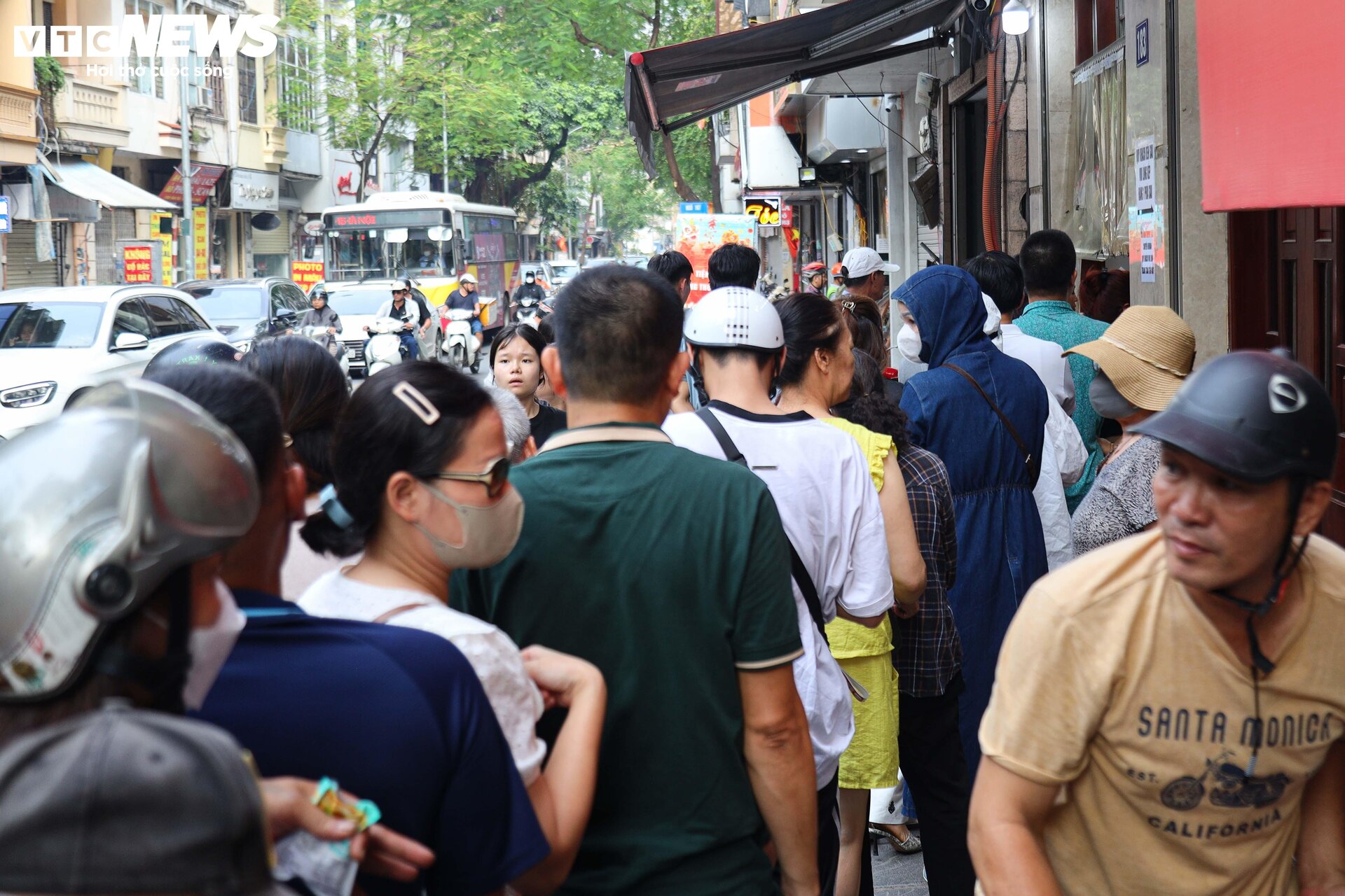 Khách nườm nượp xếp hàng chờ mua bánh trung thu truyền thống ở Hà Nội-4