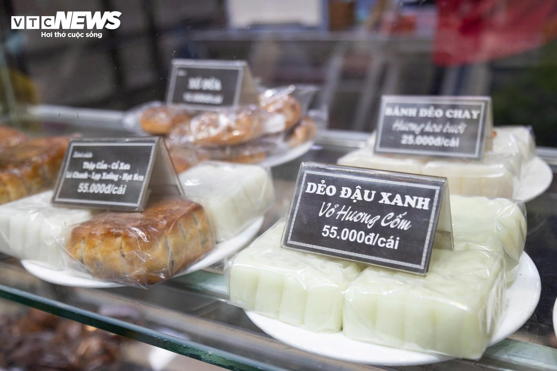 Khách nườm nượp xếp hàng chờ mua bánh trung thu truyền thống ở Hà Nội-12