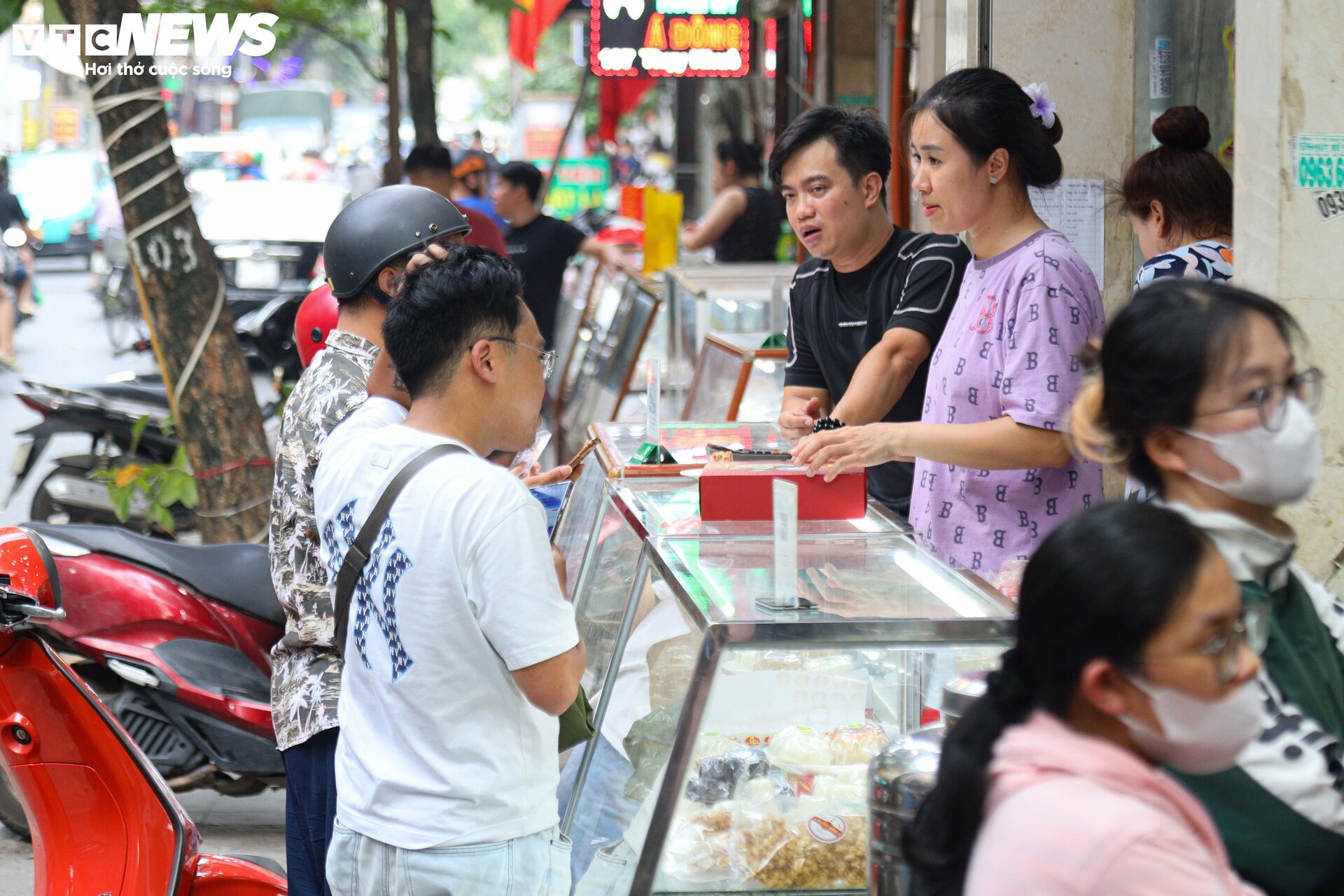 Khách nườm nượp xếp hàng chờ mua bánh trung thu truyền thống ở Hà Nội-17