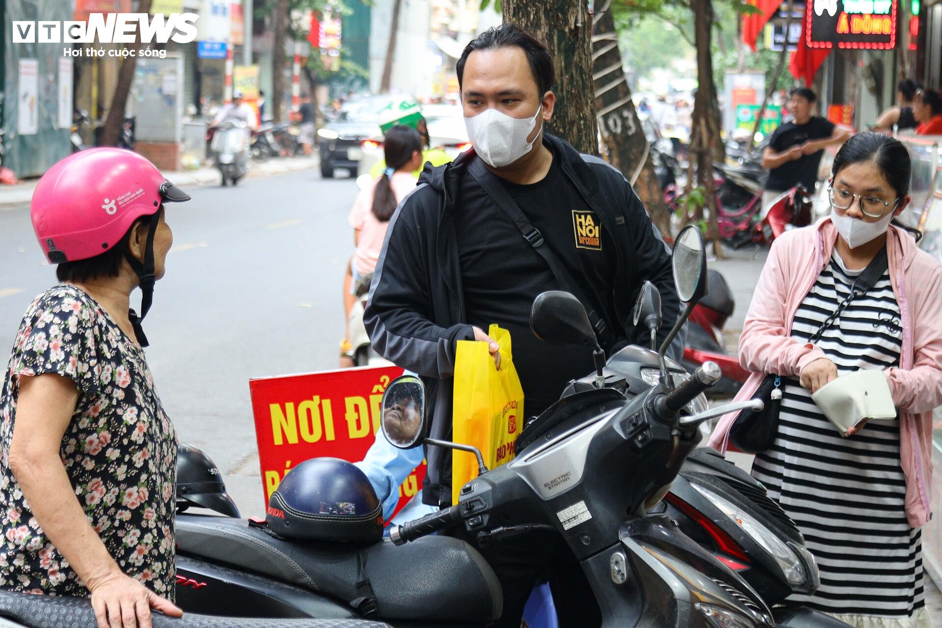 Khách nườm nượp xếp hàng chờ mua bánh trung thu truyền thống ở Hà Nội-14