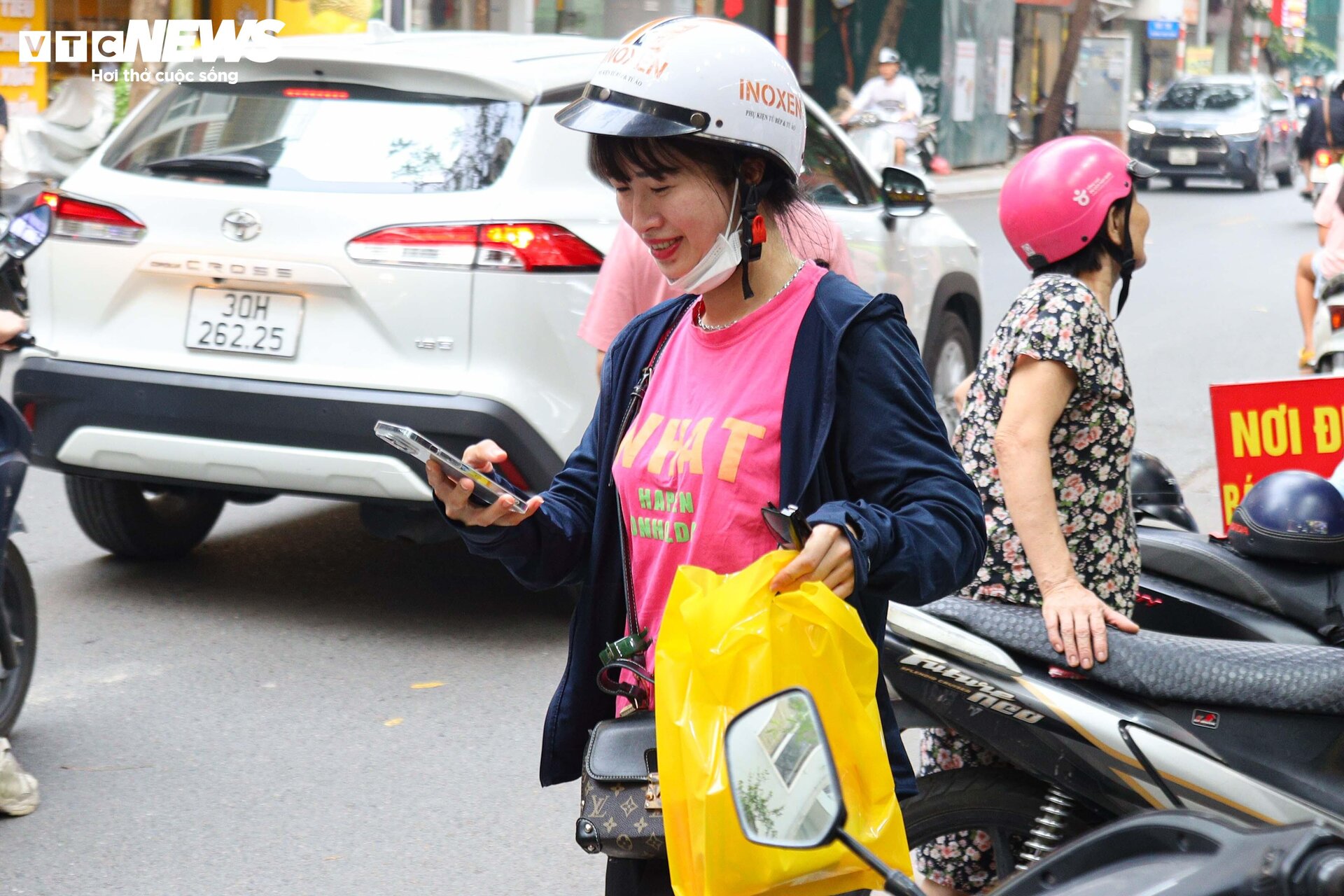 Khách nườm nượp xếp hàng chờ mua bánh trung thu truyền thống ở Hà Nội-15