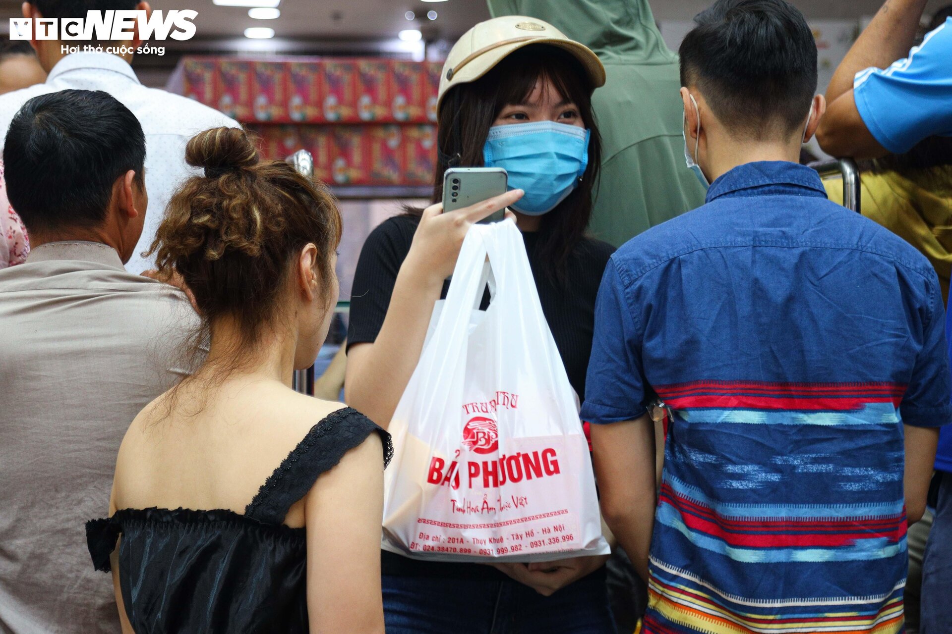 Khách nườm nượp xếp hàng chờ mua bánh trung thu truyền thống ở Hà Nội-16