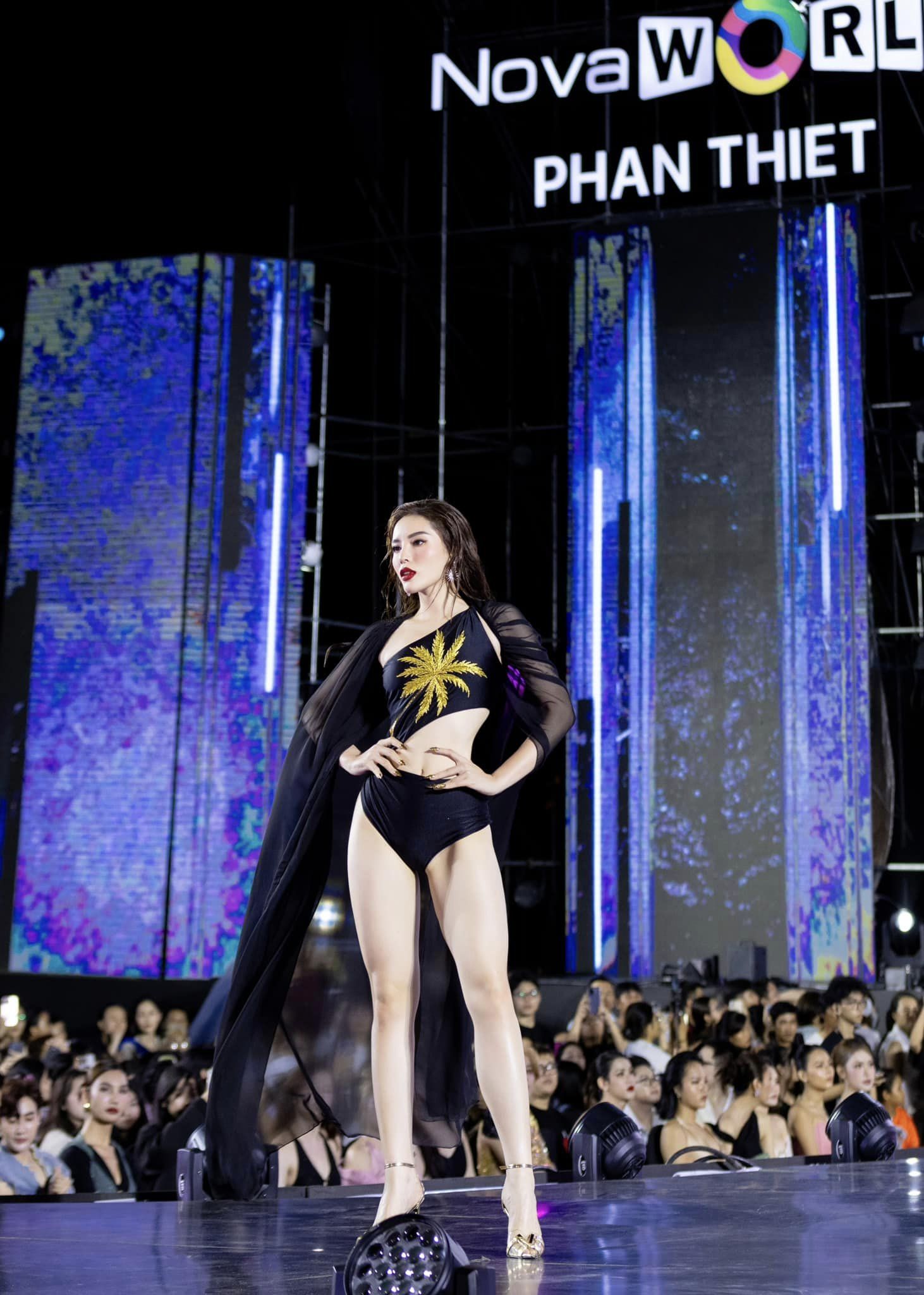 Loạt đầm khoe body vạn người mê của Miss Universe Vietnam Nguyễn Cao Kỳ Duyên-11