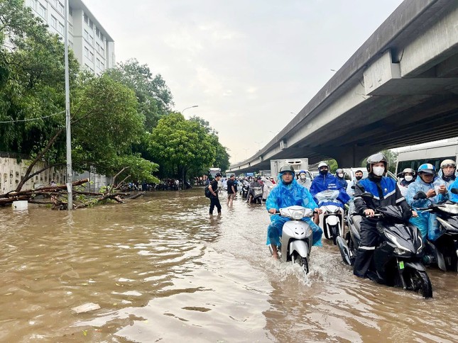 Mưa lớn, nhiều tuyến đường Hà Nội căng rào phong tỏa-1