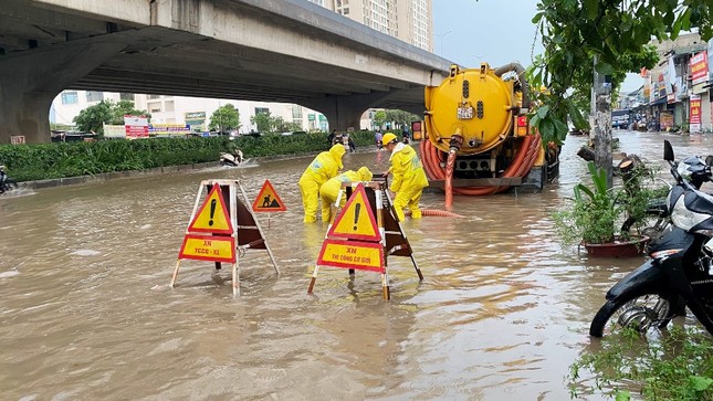 Mưa lớn, nhiều tuyến đường Hà Nội căng rào phong tỏa-7