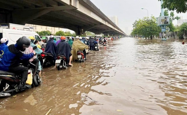 Mưa lớn, nhiều tuyến đường Hà Nội căng rào phong tỏa-2