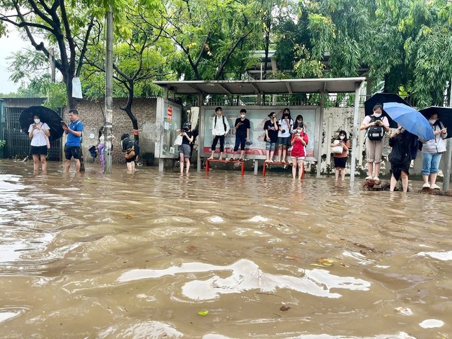 Mưa lớn, nhiều tuyến đường Hà Nội căng rào phong tỏa-3