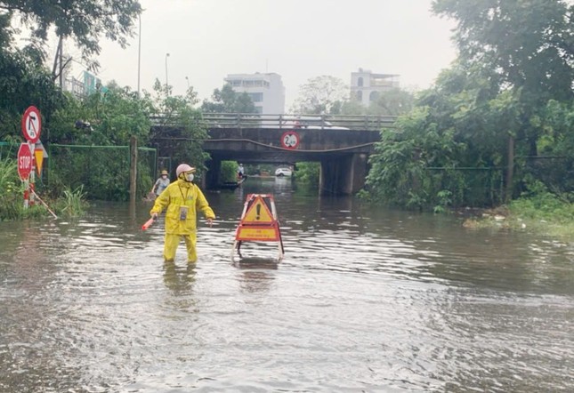 Mưa lớn, nhiều tuyến đường Hà Nội căng rào phong tỏa-5