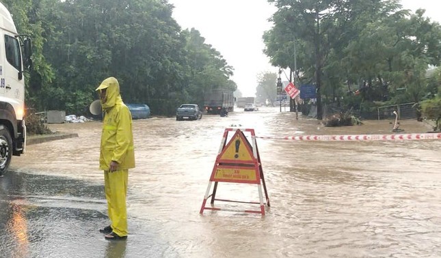 Mưa lớn, nhiều tuyến đường Hà Nội căng rào phong tỏa-6