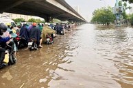 Mưa lớn, nhiều tuyến đường Hà Nội căng rào 'phong tỏa'