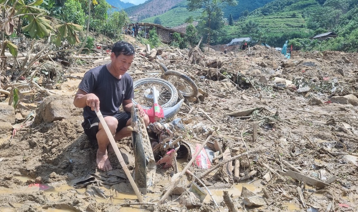 Nghẹn ngào lật từng trang ảnh cưới sau trận lũ quét kinh hoàng ở thôn Nậm Tông-9