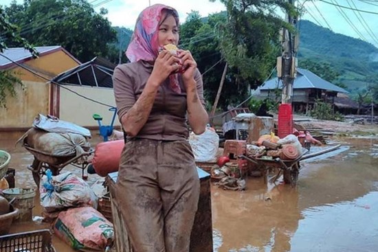 Cô giáo Yên Bái lấm lem bùn đất: Mọi người khen thế chúng tôi ngại lắm!