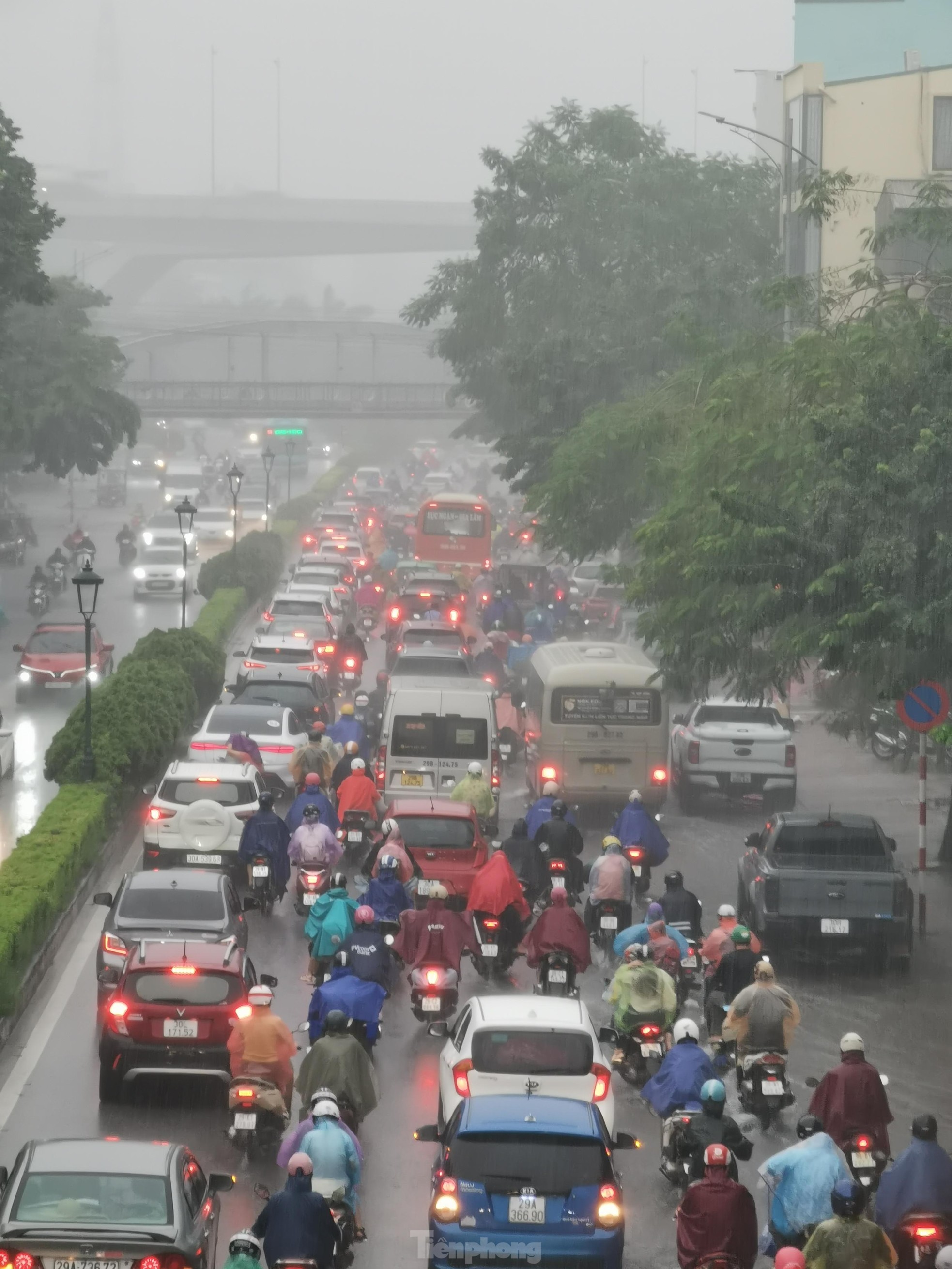 Người dân lại chật vật nhích từng mét trên đường giữa cơn mưa lớn giờ tan tầm-9