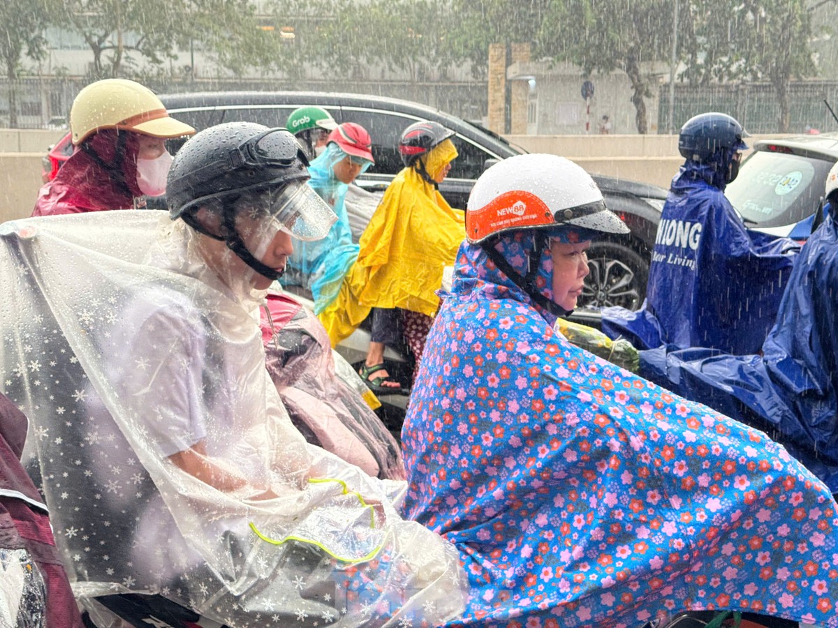 Người dân lại chật vật nhích từng mét trên đường giữa cơn mưa lớn giờ tan tầm-6