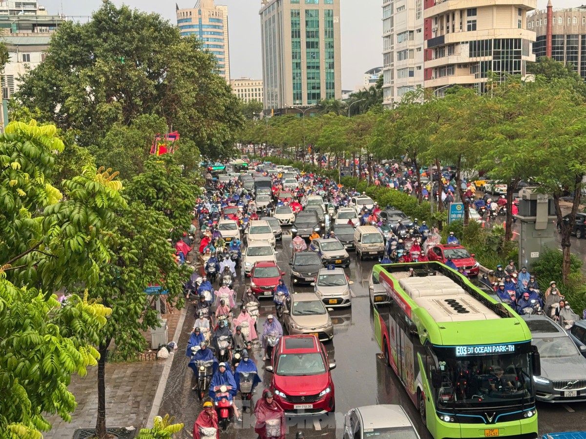 Người dân lại chật vật nhích từng mét trên đường giữa cơn mưa lớn giờ tan tầm-12