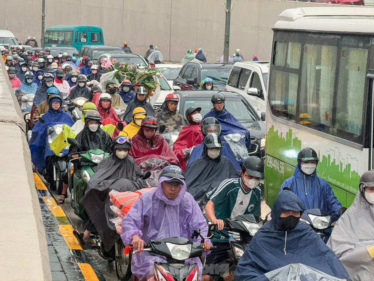 Người dân lại chật vật nhích từng mét trên đường giữa cơn mưa lớn giờ tan tầm-3