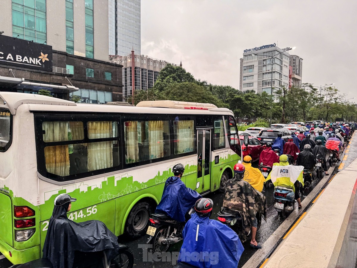 Người dân lại chật vật nhích từng mét trên đường giữa cơn mưa lớn giờ tan tầm-5