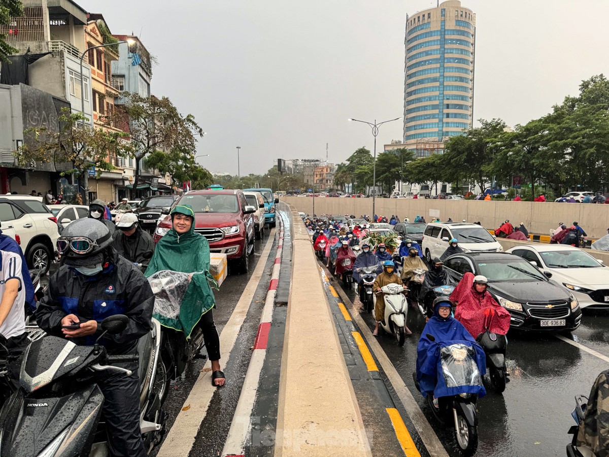 Người dân lại chật vật nhích từng mét trên đường giữa cơn mưa lớn giờ tan tầm-4