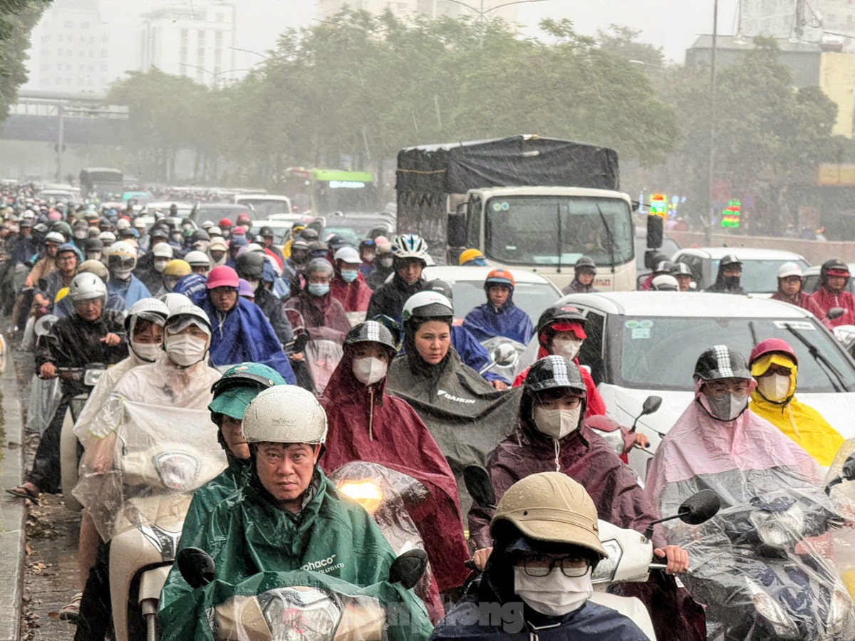 Người dân lại chật vật nhích từng mét trên đường giữa cơn mưa lớn giờ tan tầm-1